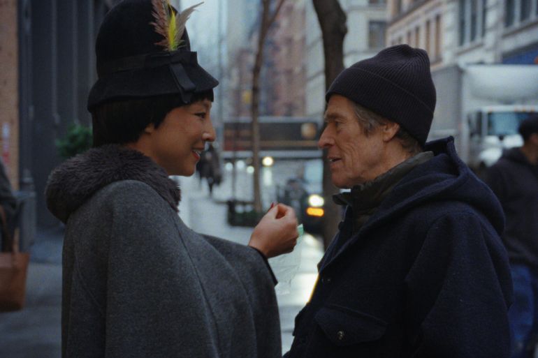 ويليام دافو وغريتا لي في مشهد من فيلم الشهرة المتأخرة @ (آي اد دي بي)