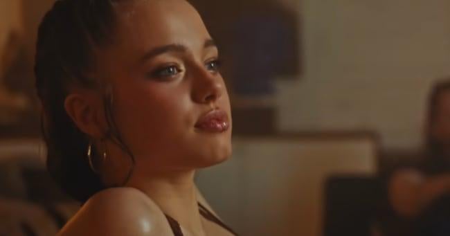 شيلوه جولي تفاجئ المعجبين بظهورها في فيديو كليب Dayoung شيلوه جولي تفاجئ المعجبين بظهورها في فيديو كليب Dayoung