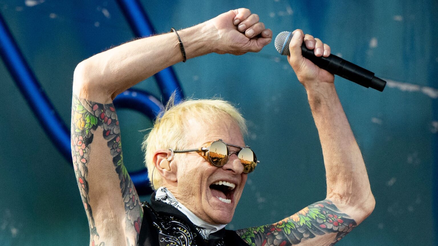 قام ديفيد لي روث بإزالة الغبار عن مقطوعة فان هالين العميقة هذه في ليلة افتتاح جولة 2026