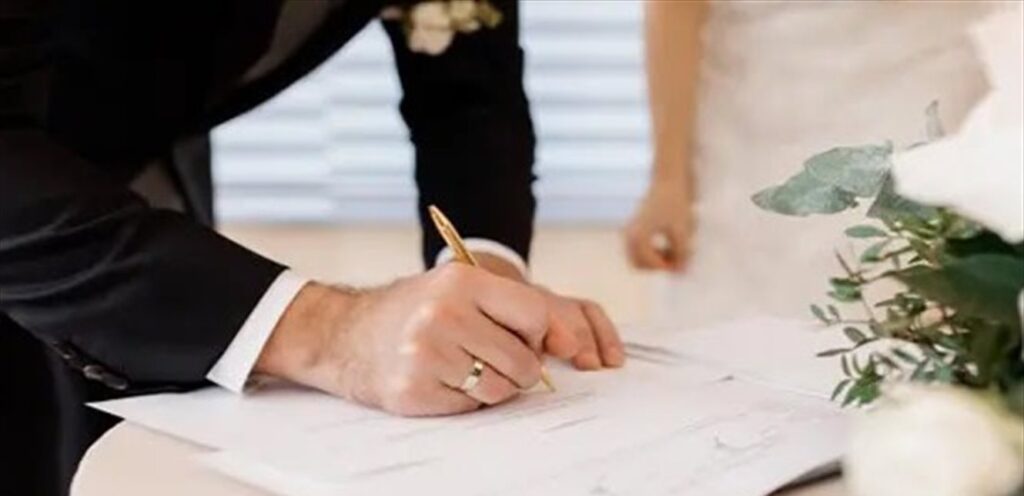 صورة لممثلين مع مأذون تثير الجدل.. هل عقدا قرانهما؟