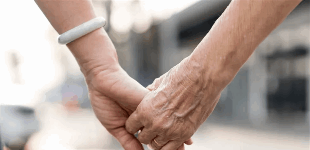 فتاة عمرها 10 سنوات تُنتج فيلمًا مؤثرًا عن مرض الزهايمر