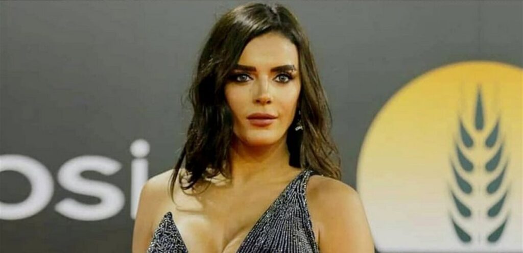 أطلت حليقة الرأس.. فنانة شهيرة تكشف معاناتها مع جلسات العلاج الكيماوي (فيديو)