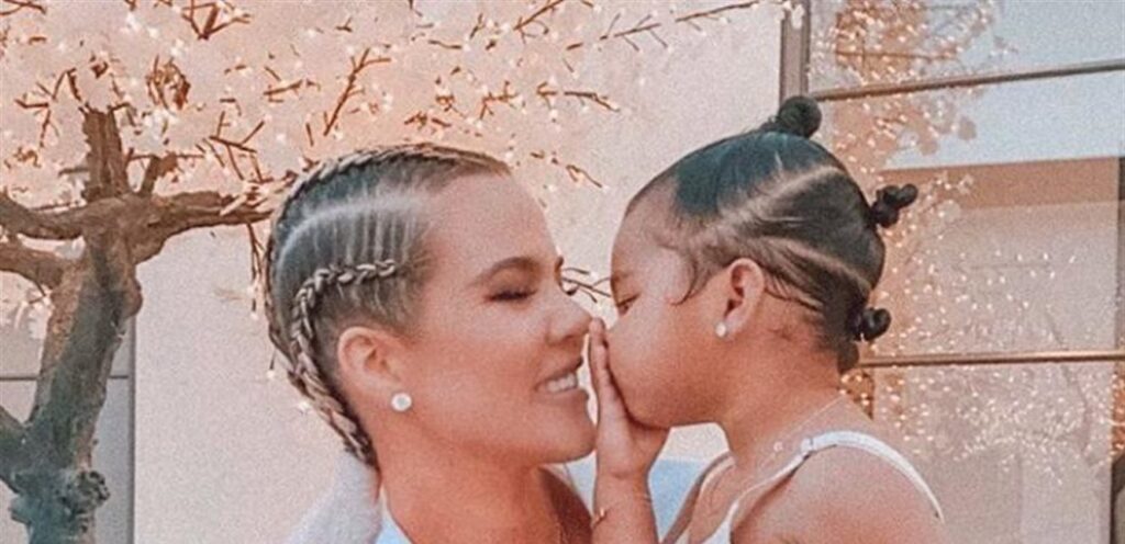 بطريقة غير تقليدية.. كلوي كارداشيان تحتفل بعيد ميلاد ابنتها