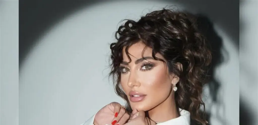 هبة نور في جولة عفوية بسيارتها داخل دمشق