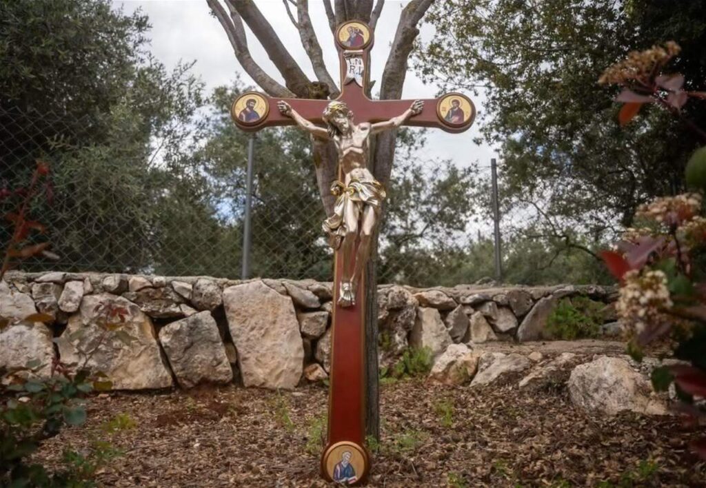 تمثال جديد في دبل.. ما علاقة أدرعي؟