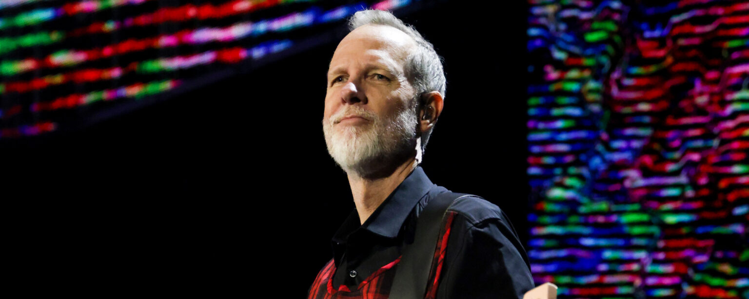 يكشف عازف الجيتار توم دومونت بلا شك عن تشخيص مرض باركنسون