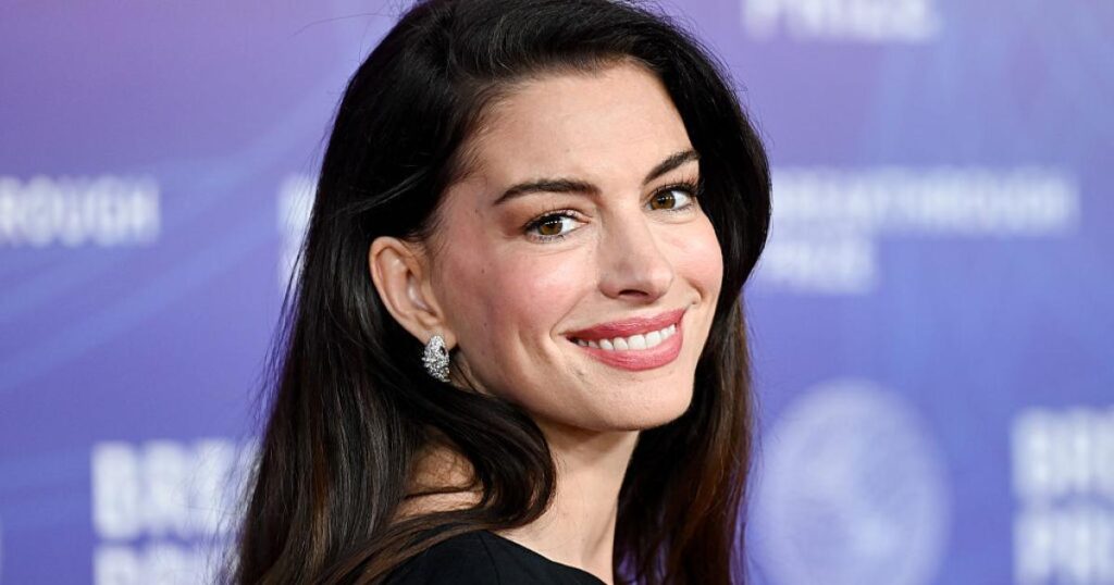 الممثلة الأميركية آن هاثاواي تفاجئ الجمهور بعبارة "إن شاء الله"