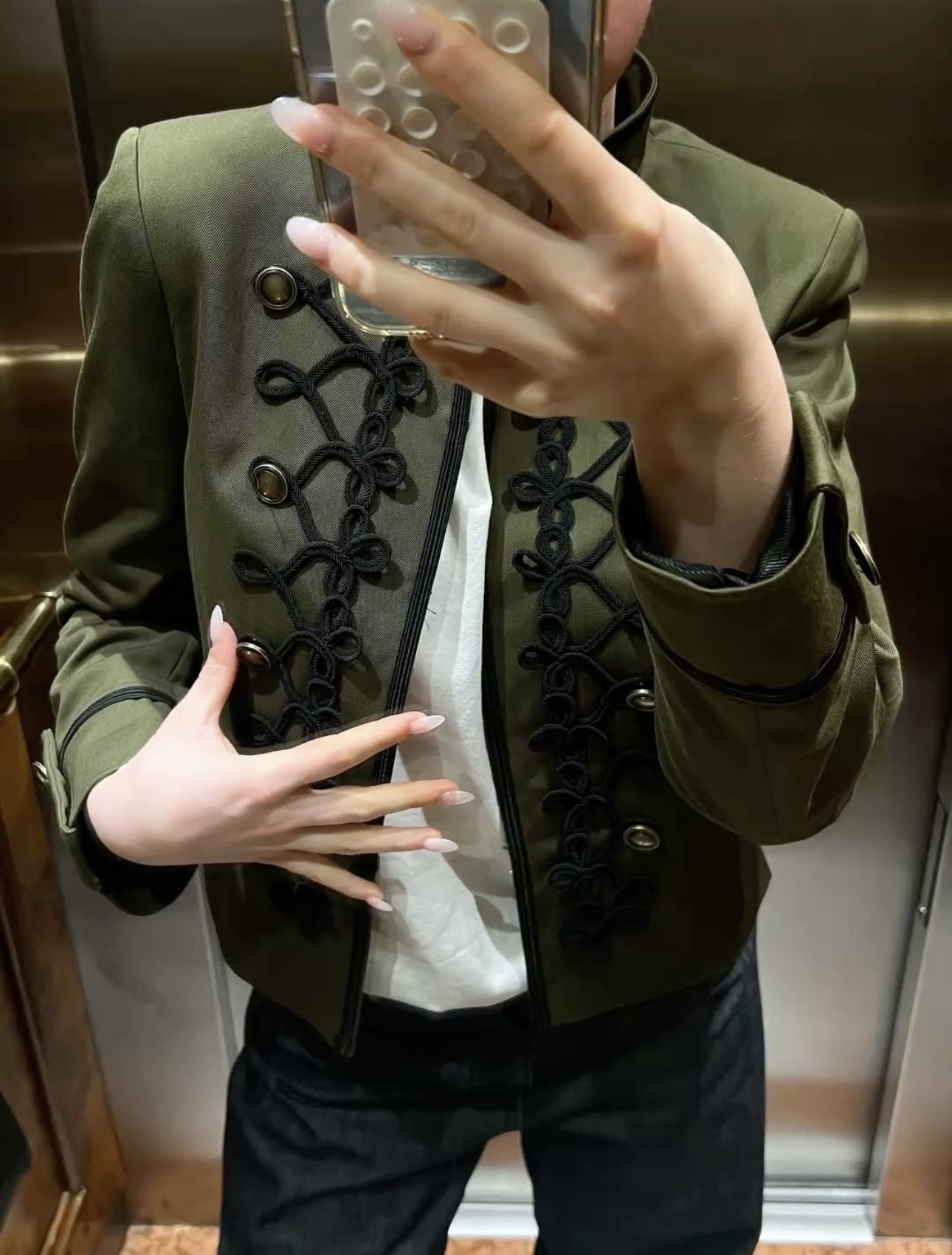 تنسيق السترة العسكريّة مع قميص الحرير (إنستغرام)