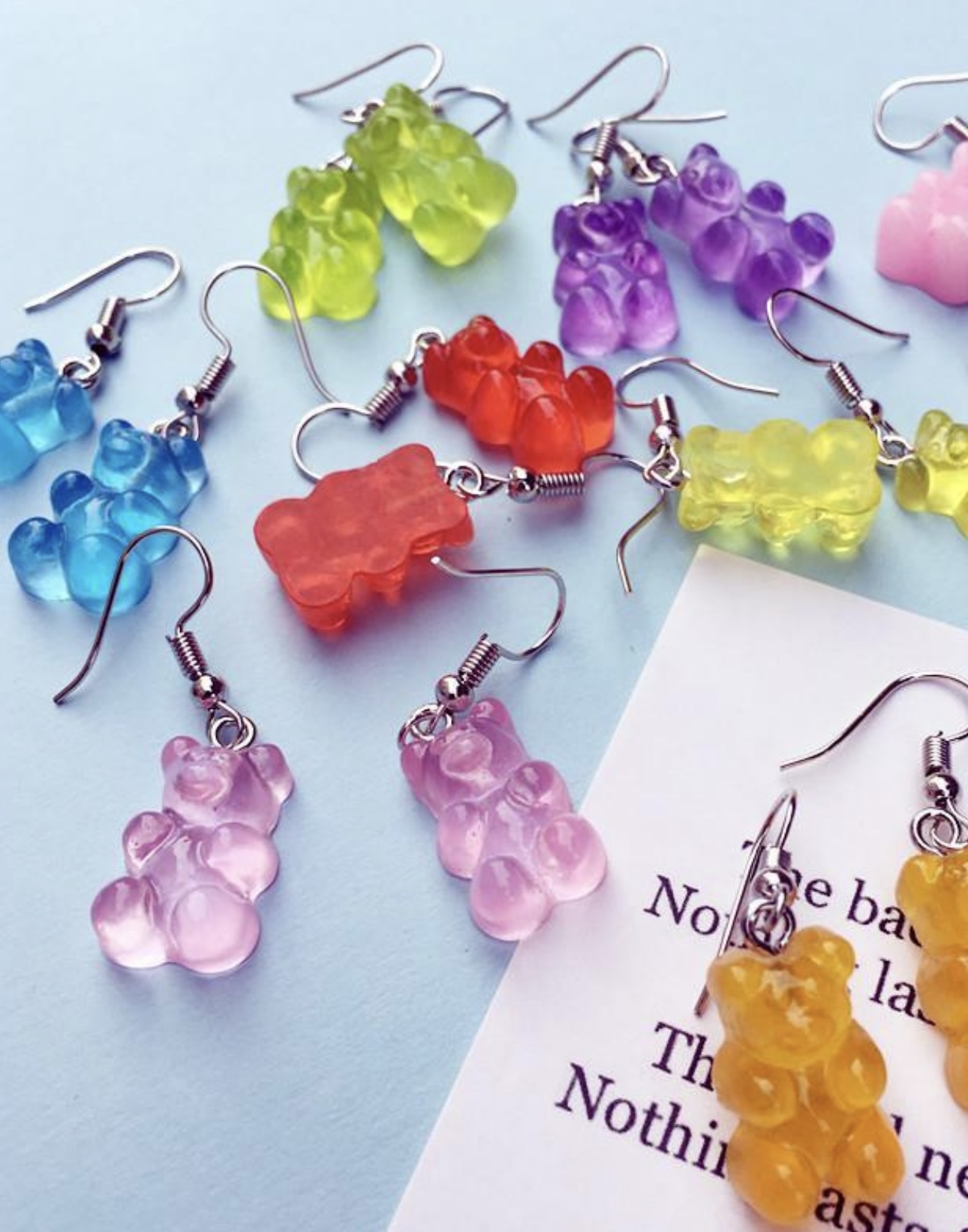 مجموعة من أقراط الأذنين بتصميم هلامي (إنستغرام)