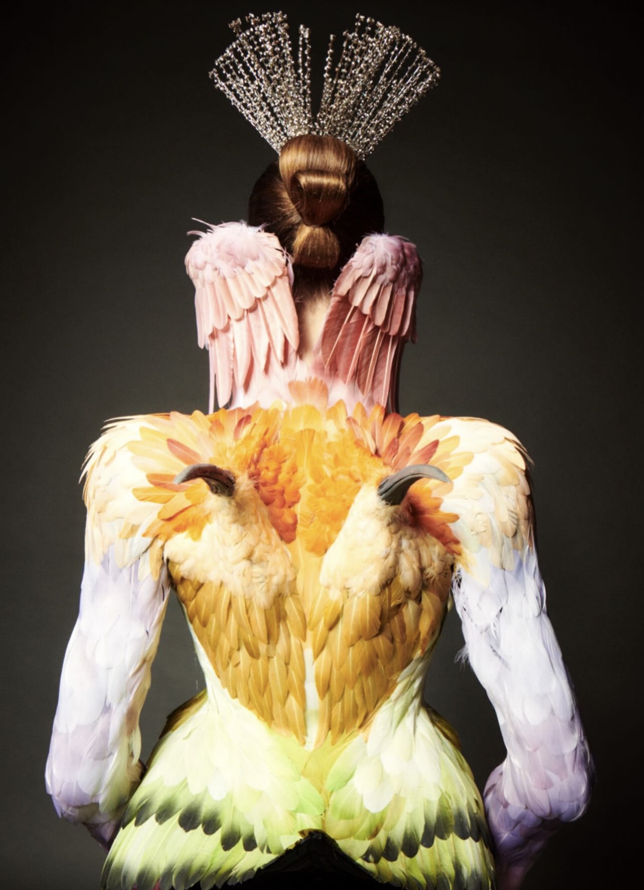 نموذج من أزياء سكياباريلي بتأثير ملمسيّ Tactile (إنستغرام)