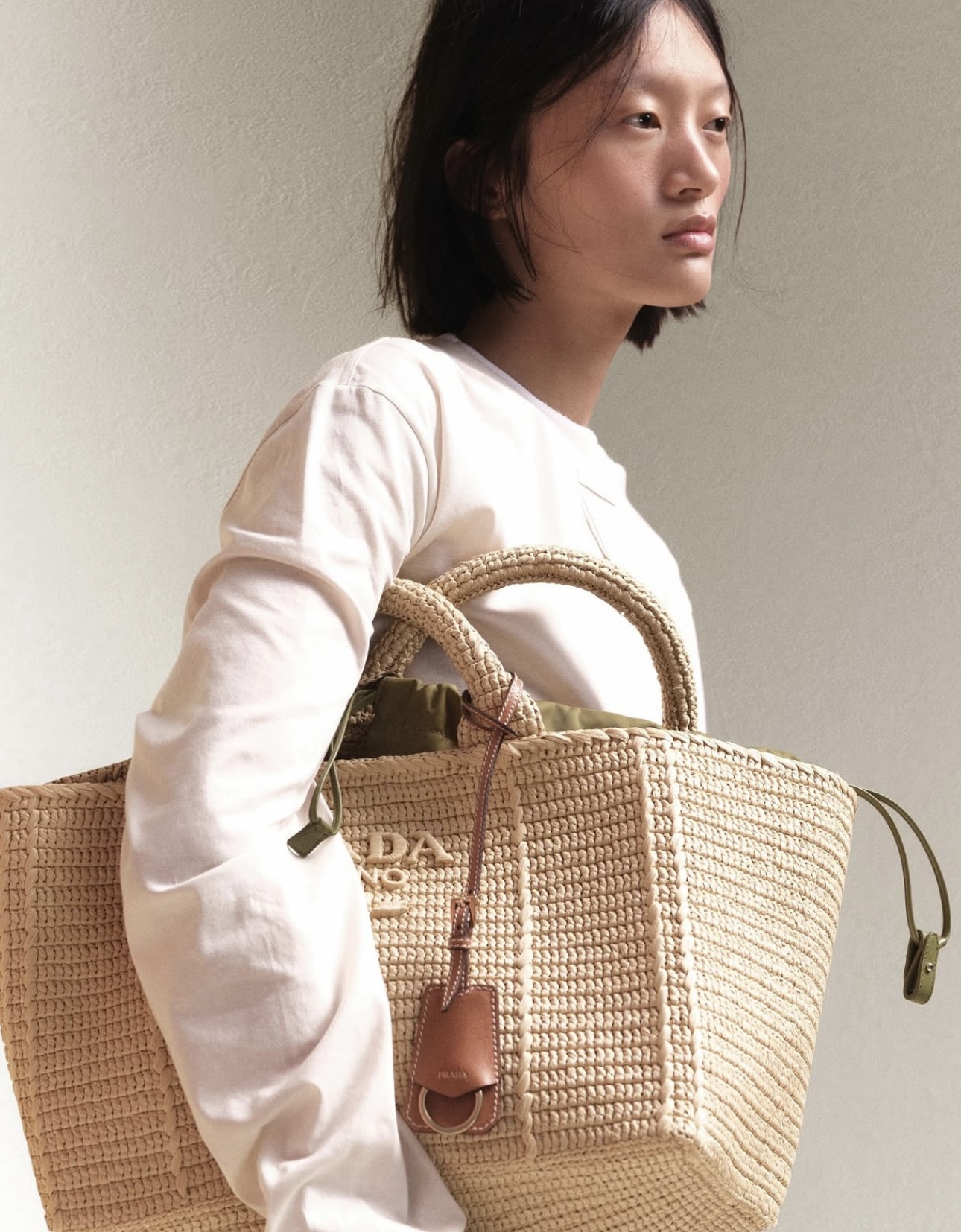 حقيبة برادا من الرافيا المحبوكة (إنستغرام)