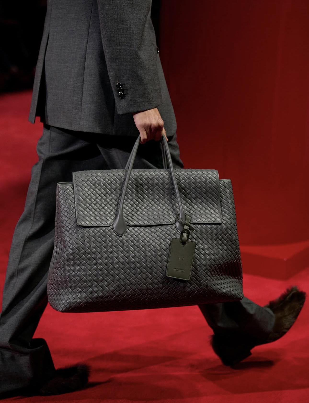 حقيبة من الجلد المحبوك من تصاميم بوتيغا فينيتا بتأثير ملمسيّ Tactile (إنستغرام)