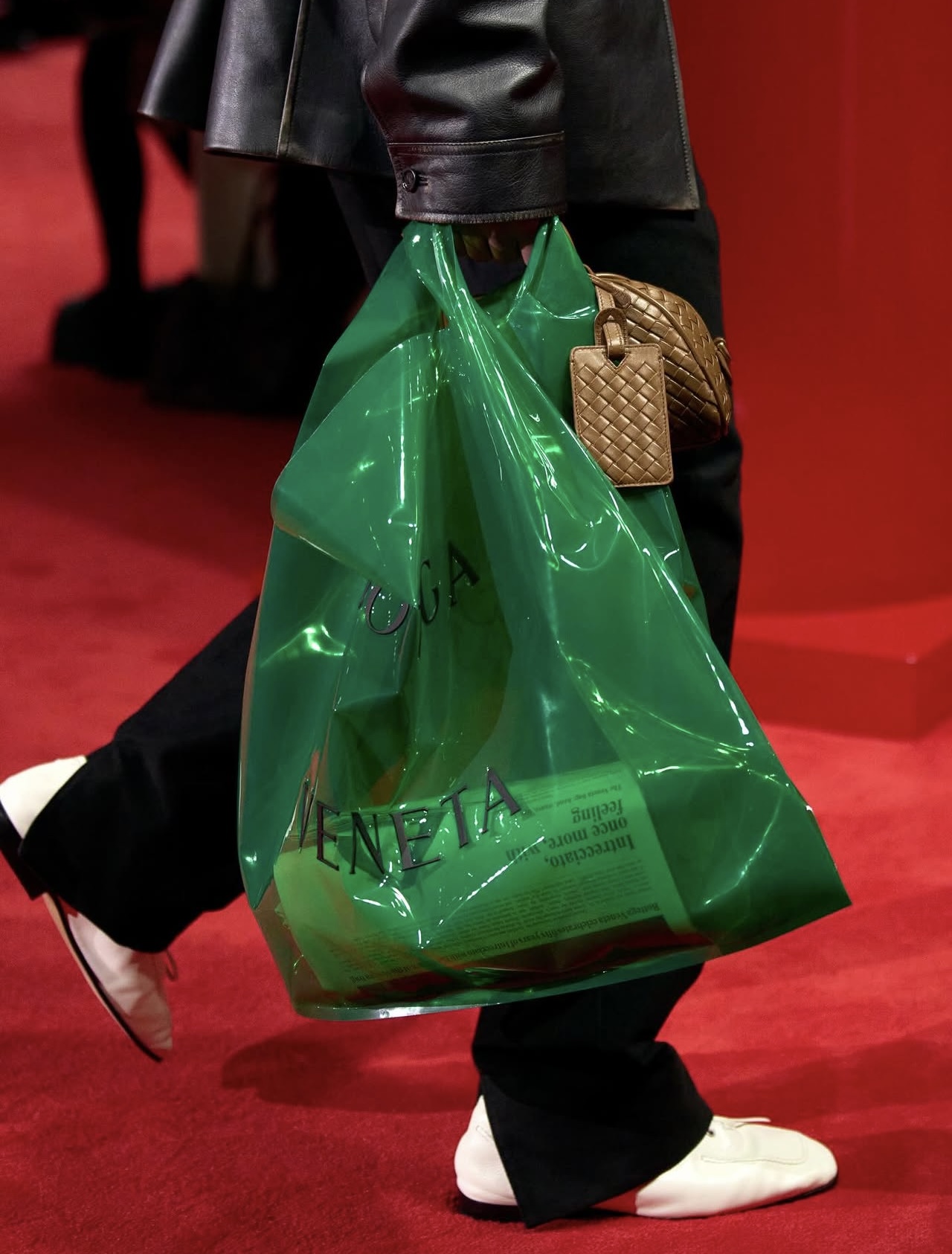 حقيبة بوتيغا فينيتا بنمط Gummy وأكسسوار من الجلد المحبوك تظهر أيضاً في الصورة (إنستغرام)