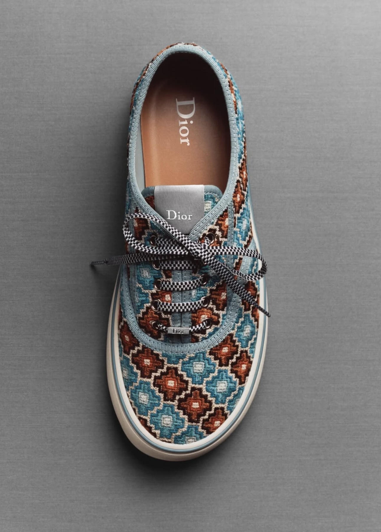 نموذج  من حرفيّة ديور بتأثير ملمسيّ Tactile (إنستغرام)