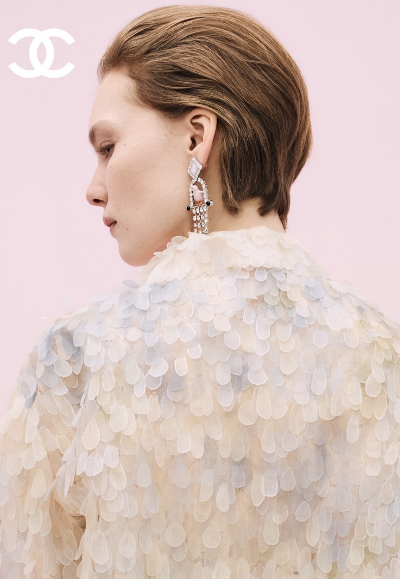 نموذج من أزياء شانيل بتأثير ملمسيّ Tactile (إنستغرام)