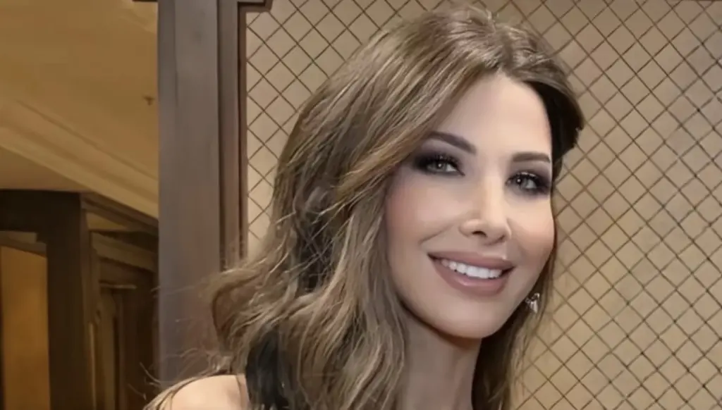 نانسي عجرم ببريق الأسود الشفّاف من إيلي صعب تحيي حفل زفاف نجل الفنّان محمد عبده (صور وفيديو)