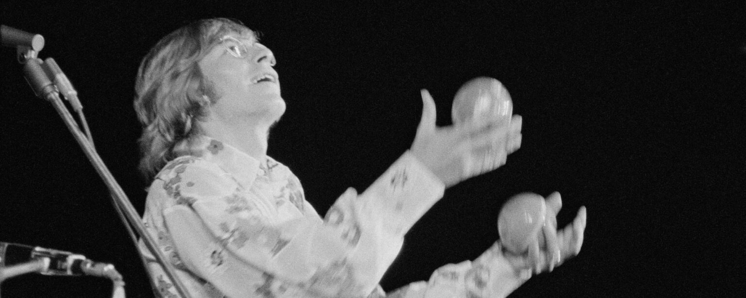 في مثل هذا اليوم من عام 1971، أصدر جون دنفر هذا النشيد الرسمي لولاية فرجينيا الغربية (مكان لم يزره من قبل).