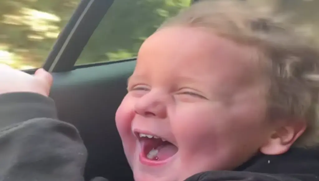 فرحة طفل بالريح على شعر استعاده بعد السرطان… ملايين المشاهدات (فيديو) فرحة طفل بالريح على شعر استعاده بعد السرطان... ملايين المشاهدات (فيديو)