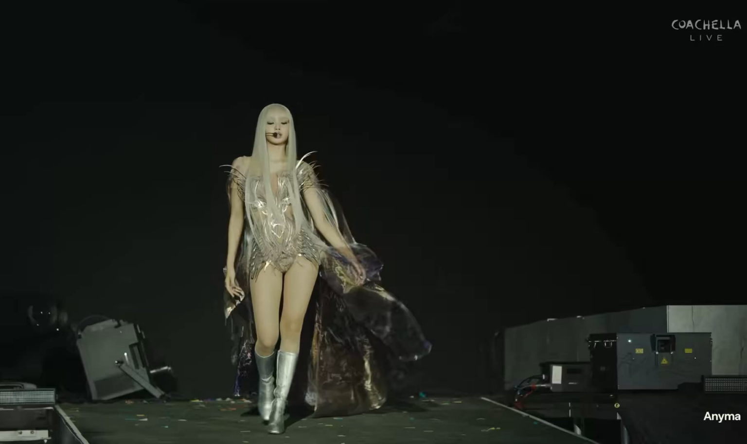 260418 ليزا تؤدي أغنية Bad Angel مع Anyma في Coachella