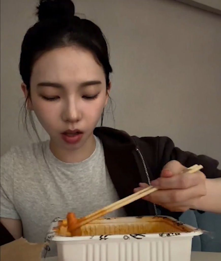 260418 كارينا على رخصة القيادة: "لم أحصل على رخصة القيادة الخاصة بي بعد، لا يوجد. ليس لدي خطط لشراء سيارة، يمكنني فقط الحصول على سائقي ووالداي يمتلكان سيارات لذلك سأكون سعيدًا بمجرد الذهاب للقيادة. ليس لدي ثقة في قيادة السيارة ولا أملك الوقت، أليس كذلك؟"