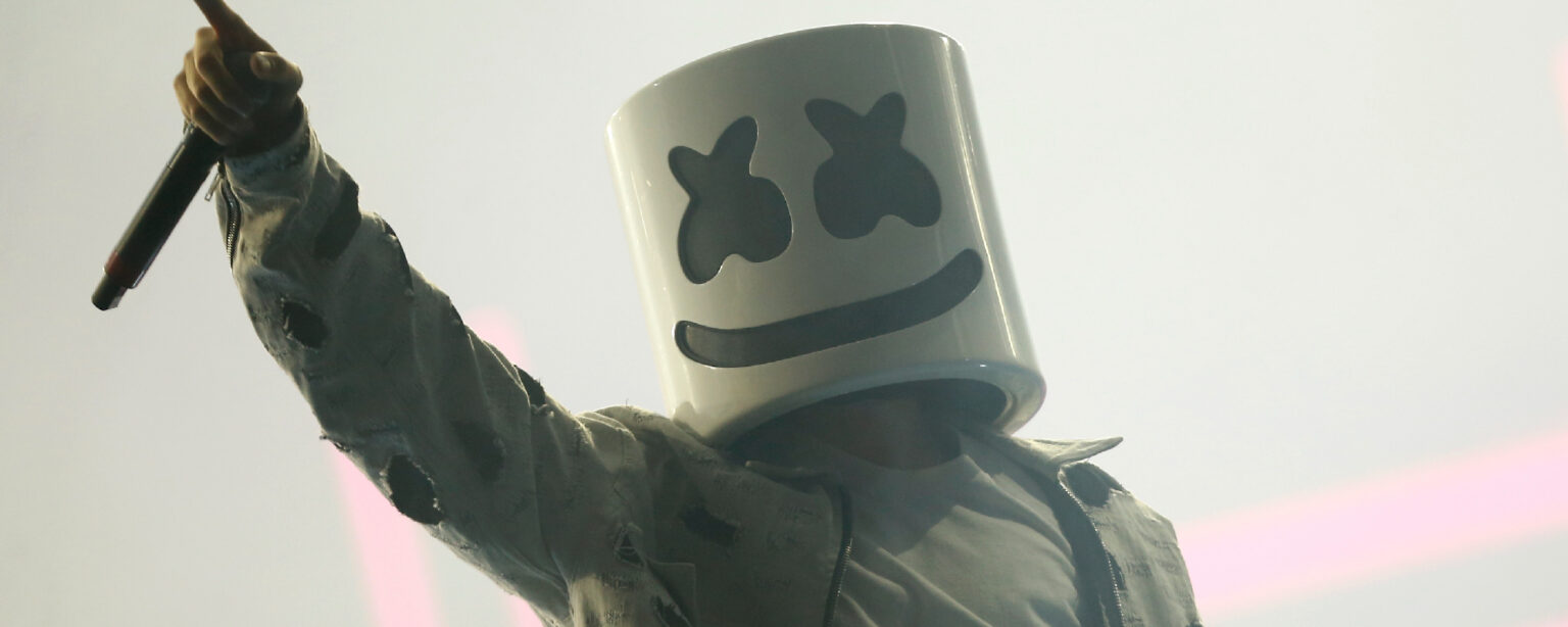 ابن أيقونة موسيقى الريف في التسعينيات يُطلق أغنية EDM في جميع أنحاء البلاد تكريمًا لكونواي تويتي