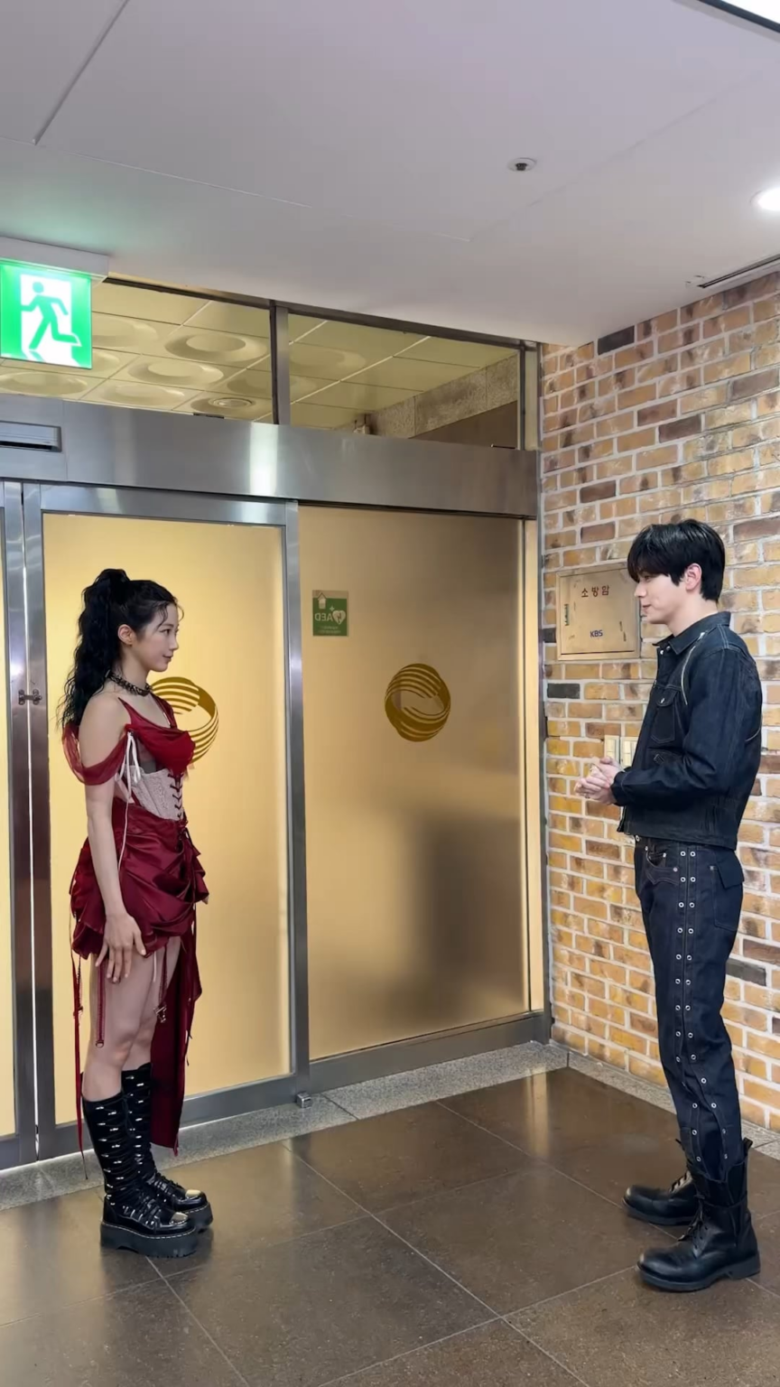 260426 تحديث TOMORROW X TOGETHER TikTok مع Kazuha - فقط التزم بـ TOMORROW X TOGETHER Soobin🤦‍♂️ (تحدي Stick With You)