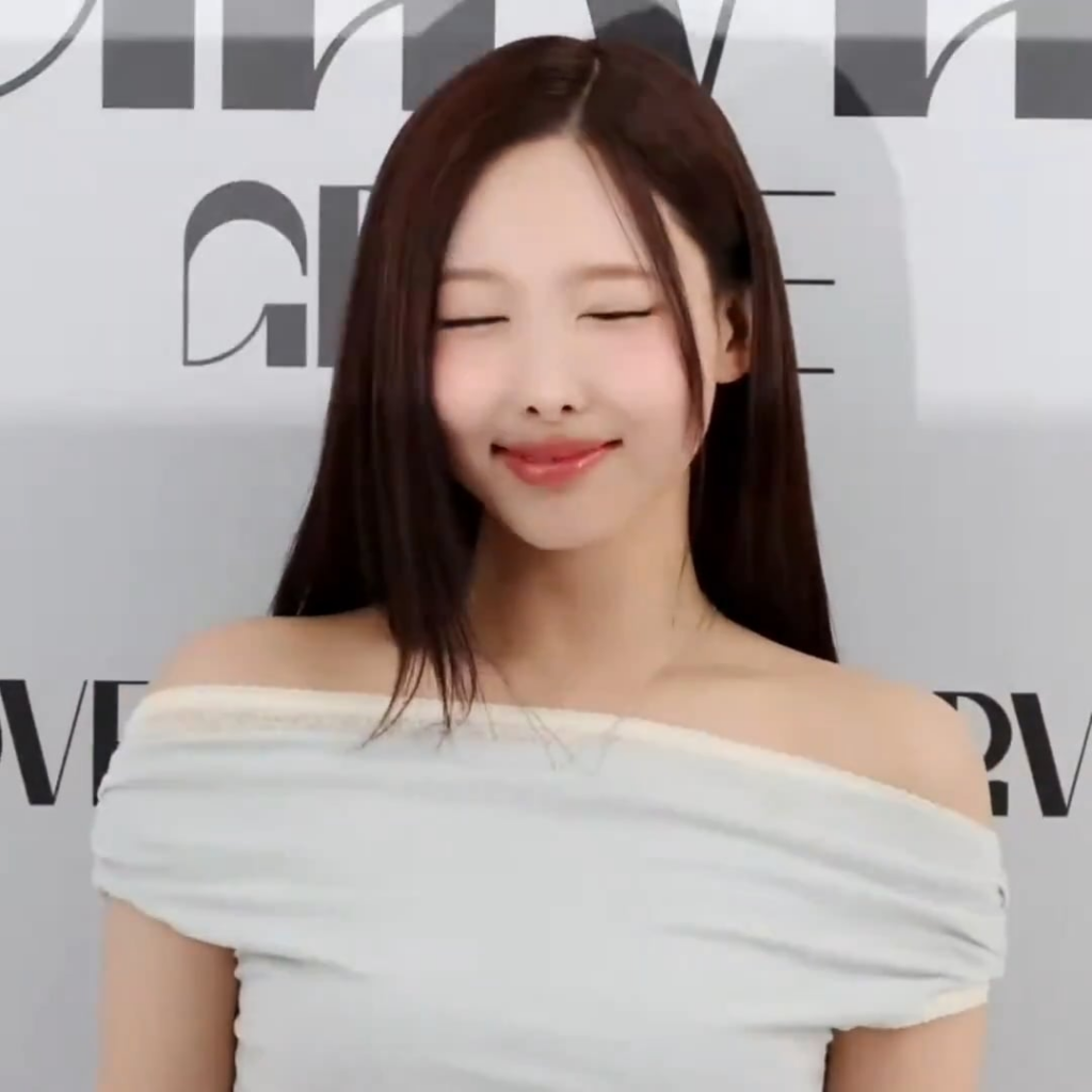 غمز نايون اللطيف!