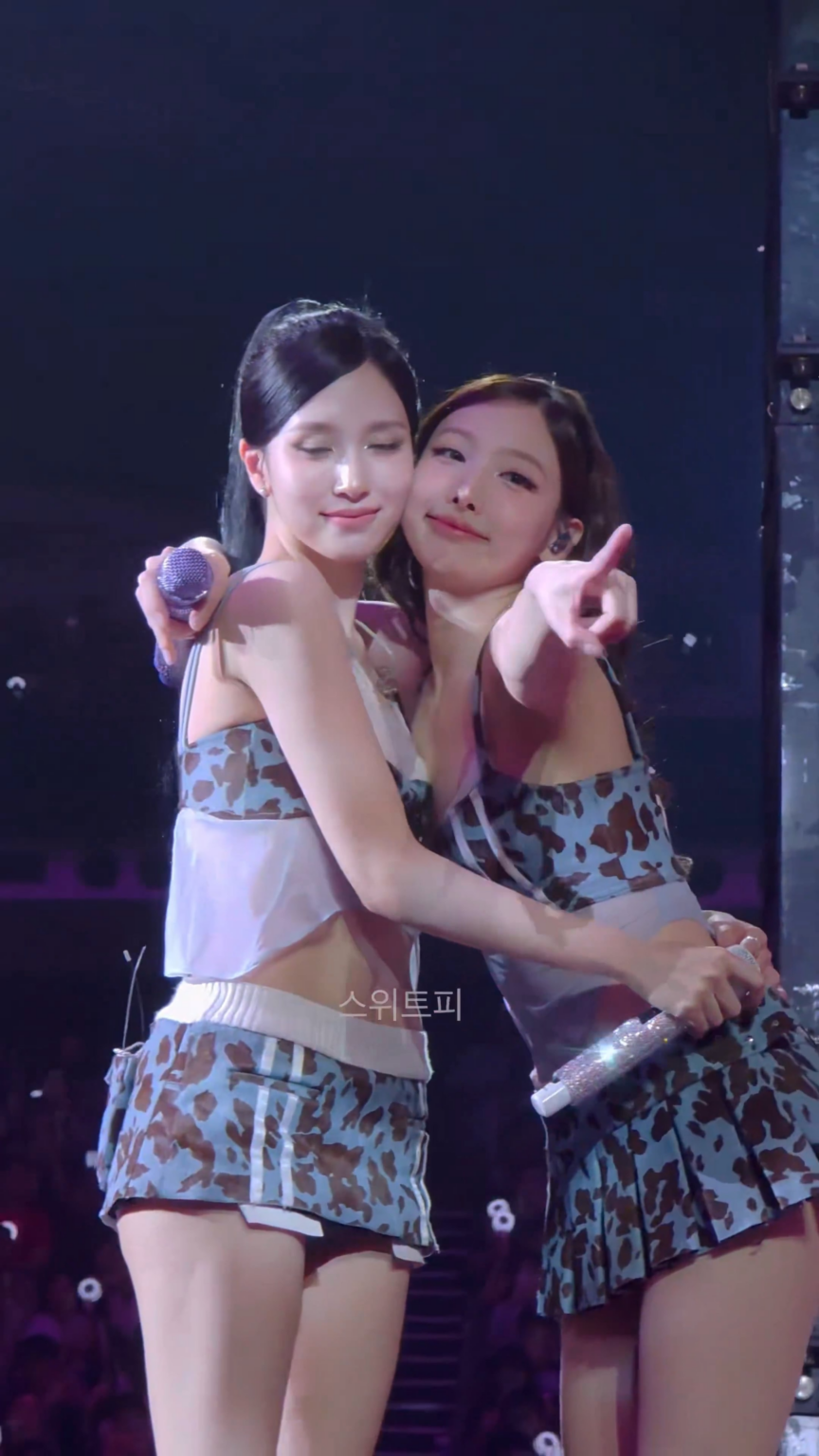 عناق نايون ومينا الناعم!