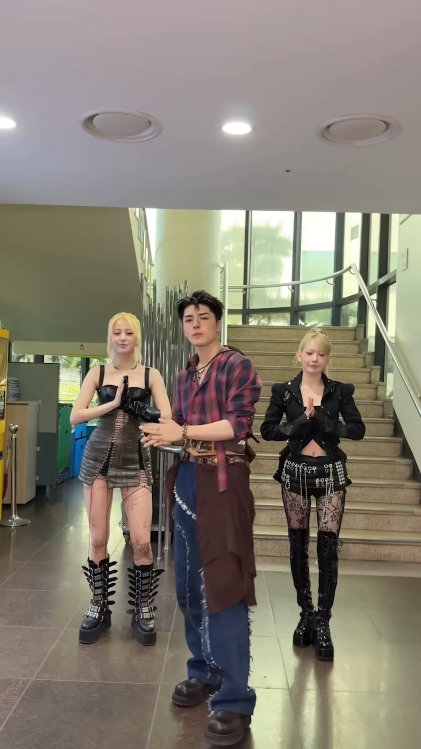 260426 تحديث &TEAM TikTok مع مياواكي ساكورا وهوه يونجين - احتفلوا بهذه النار 🔥 مع &TEAM Maki (We on Fire Challenge)