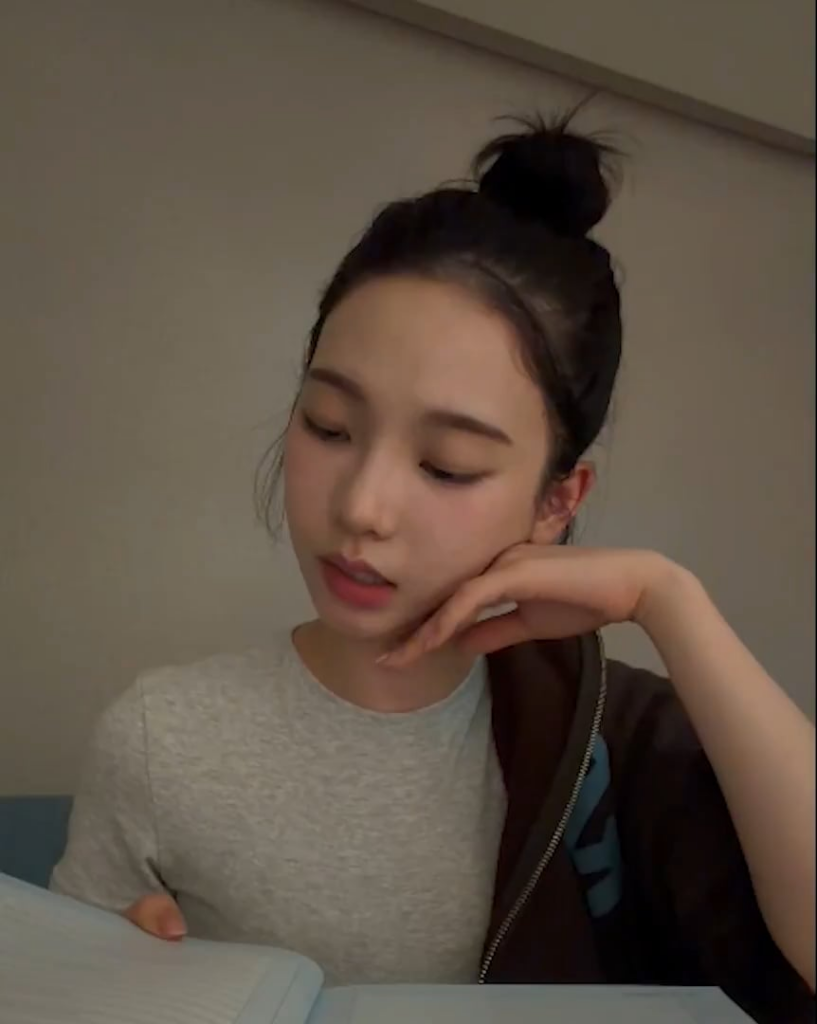 260418 كارينا في أول ظهور لها منفردة: "أنتم جميعًا تتطلعون حقًا إلى أغنيتي المنفردة، هاه؟ لكنني ما زلت أعتقد أن aespa أكثر أهمية لذا-"