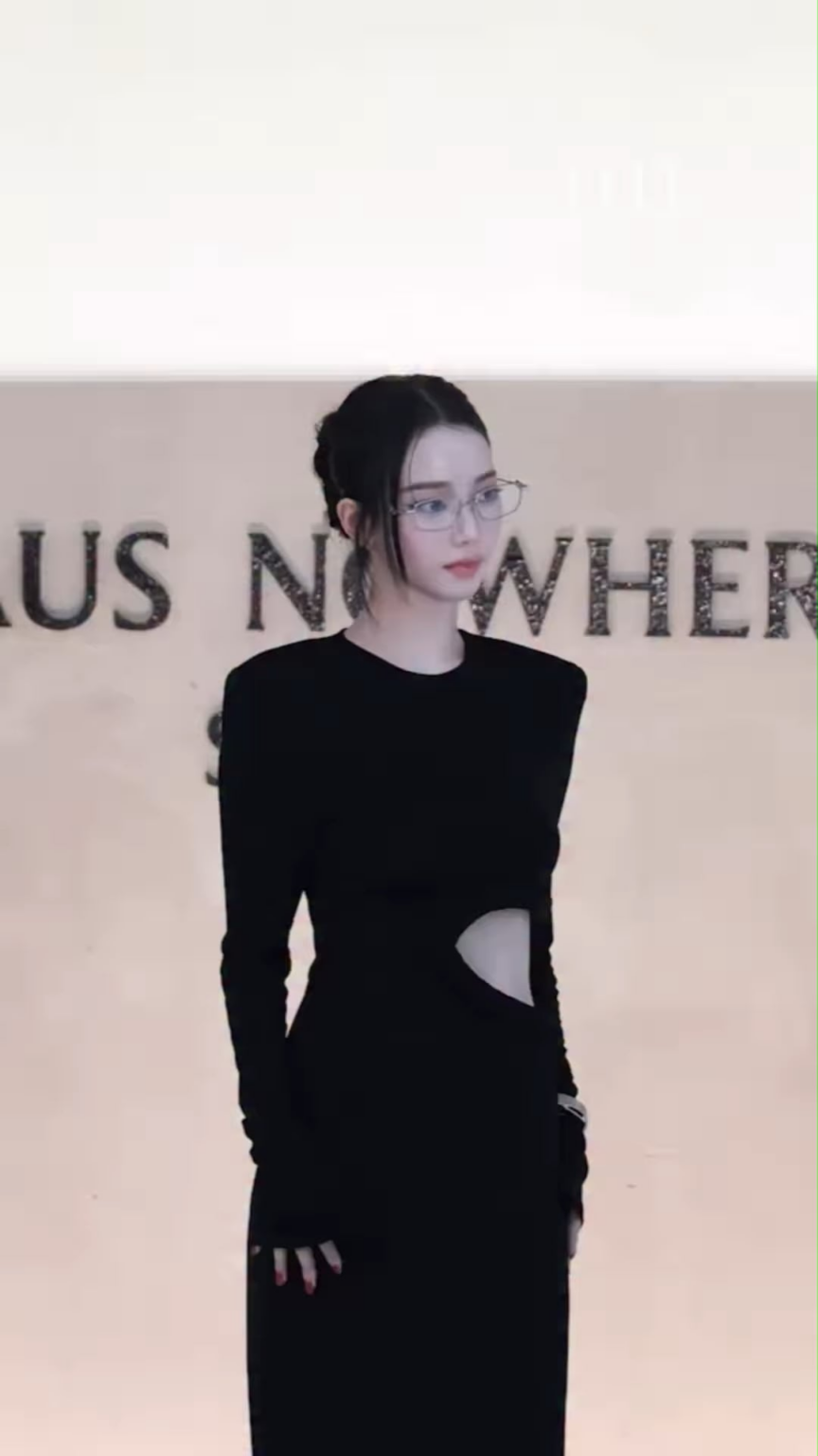 260411 تحديث ELLE تايوان على الانستقرام مع كارينا - قائدة aespa @katarinabluu تحتفل بعيد ميلادها السادس والعشرين! دعونا نلقي نظرة على كارينا الجميلة التي كانت تلوح دائمًا بحرارة للجميع في مناسبات الموضة المختلفة👋🏻♥️