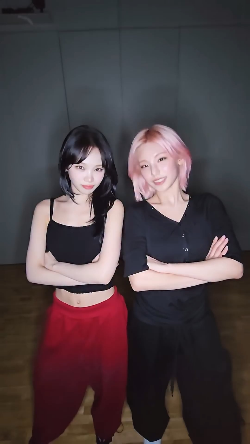 260424 تحديث LE SSERAFIM على TikTok مع كيم تشايوون - حان الوقت للاحتفال مع ITZY Yeji (تحدي الاحتفال)