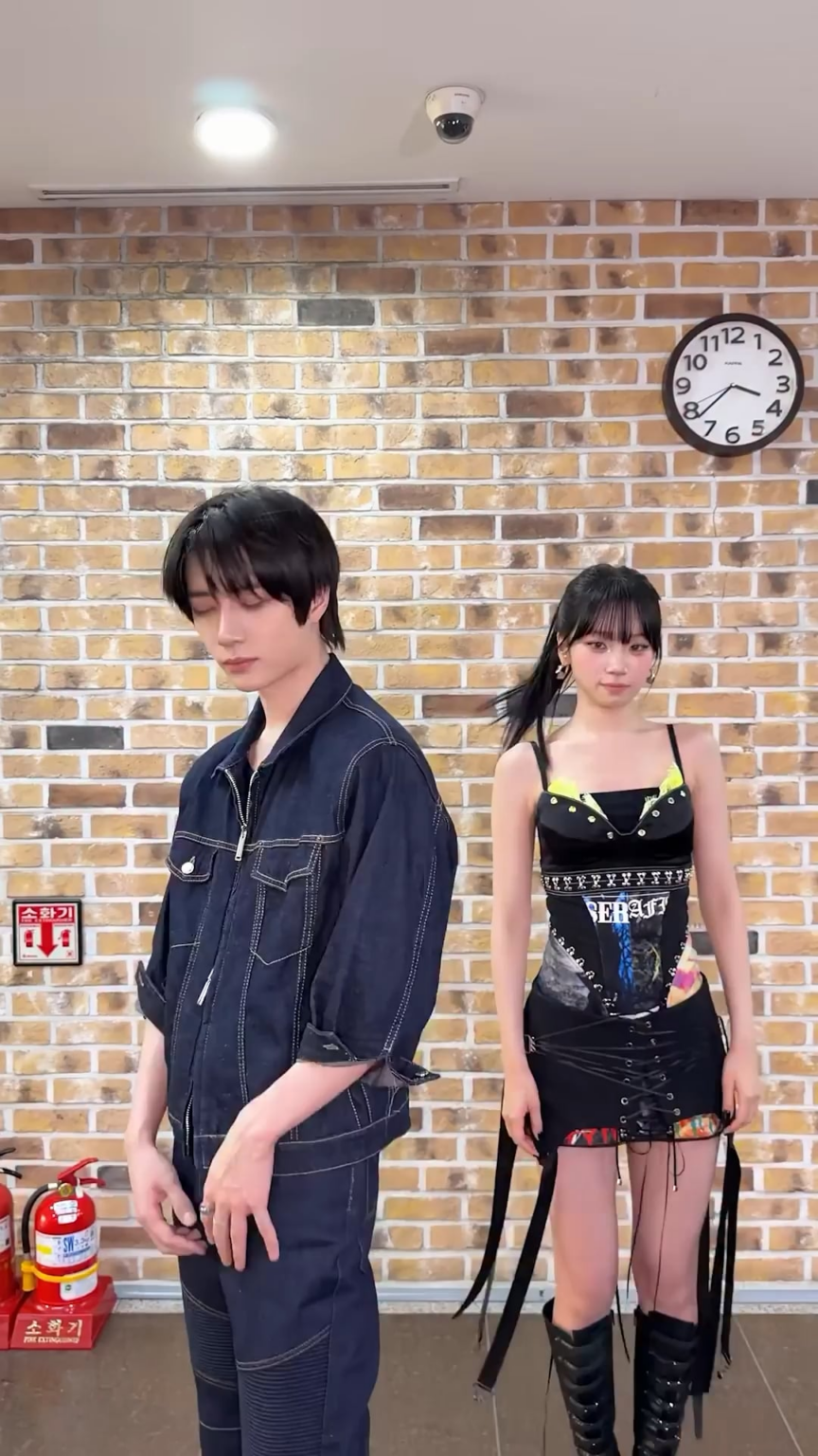 260425 تحديث TOMORROW X TOGETHER TikTok مع Kim Chaewon - فقط التزم بـ TOMORROW X TOGETHER Beomgyu 🤦‍♂️ (تحدي Stick With You)