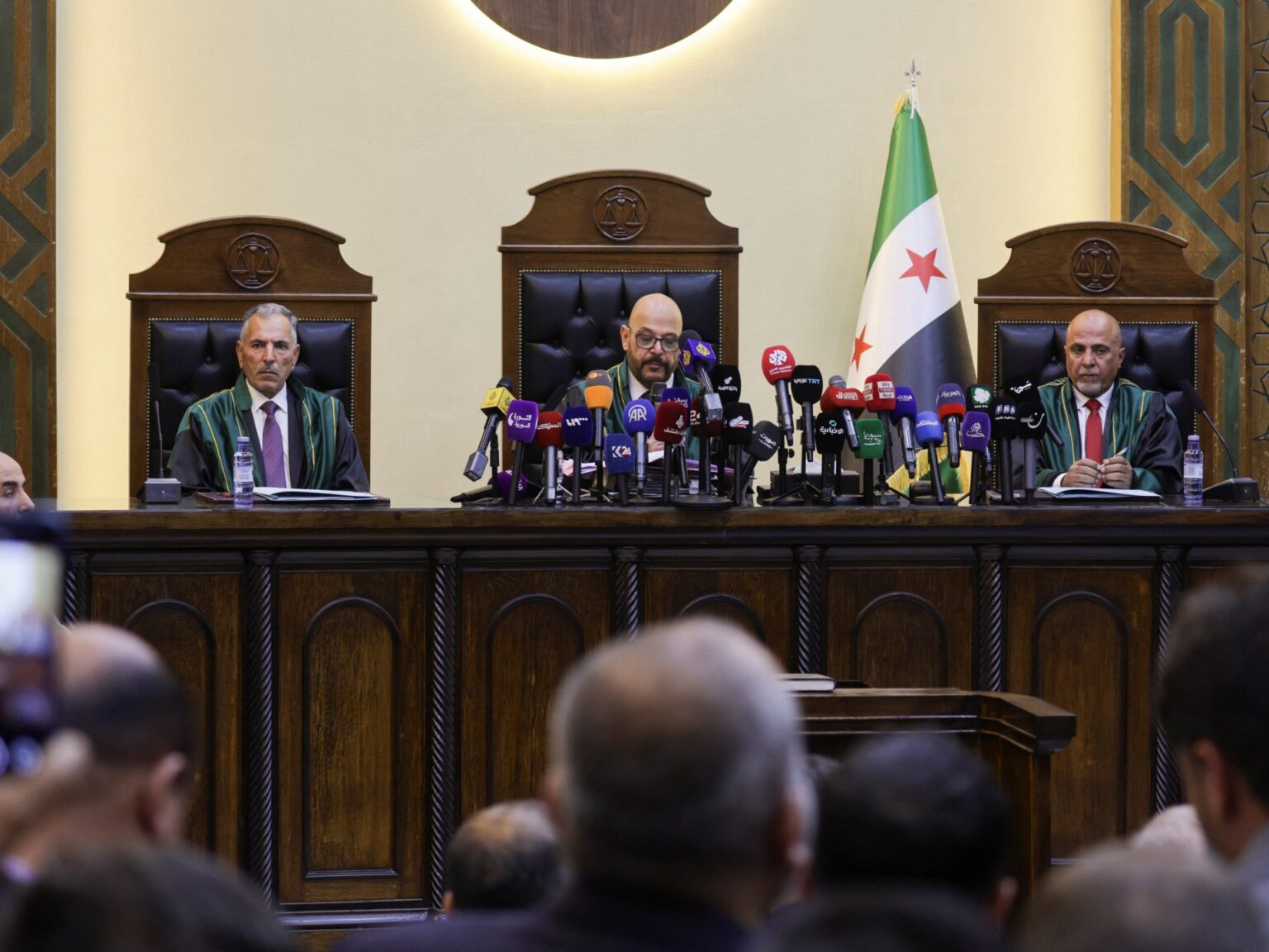 فخر الدين العريان.. القاضي المنشق الذي عاد لدمشق لمحاكمة الأسد ورجاله | أخبار