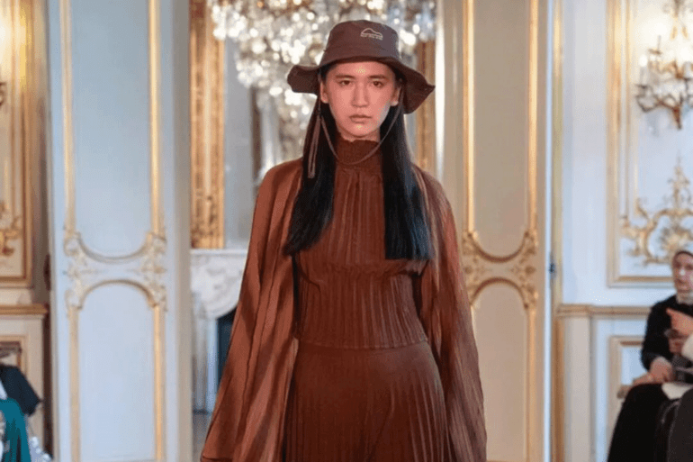 عرض أزياء المصدر: حساب enigmamagazine على إنسنغرام https://www.instagram.com/p/DXl0MxyDb2a/?img_index=2 aris Modest Fashion Week brings nearly 30 designers to the runway with collections celebrating loose silhouettes, long cuts, and headscarves, styles embraced by many Muslim women as an expression of faith and identity. Staged in Paris, the event carries added weight in a country where debates around religious dress, including the hijab, often dominate headlines and face restrictions in certain public settings.