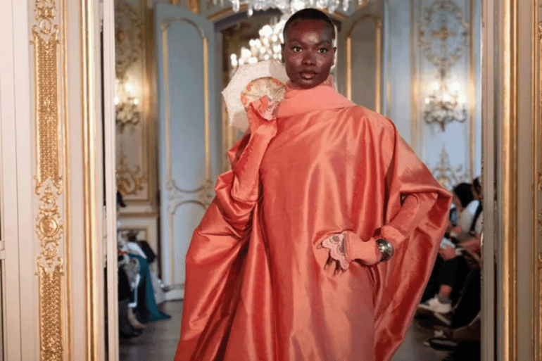 عرض أزياء المصدر: حساب enigmamagazine على إنسنغرام https://www.instagram.com/p/DXl0MxyDb2a/?img_index=2