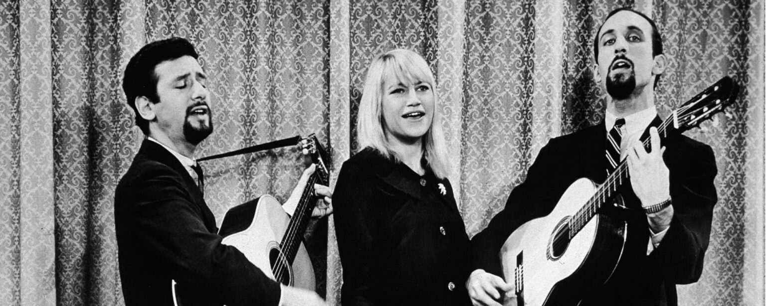 كيف تزامنت آخر نجاحات بيتر وبول وماري مع دخول جون دنفر إلى عالم الموسيقى