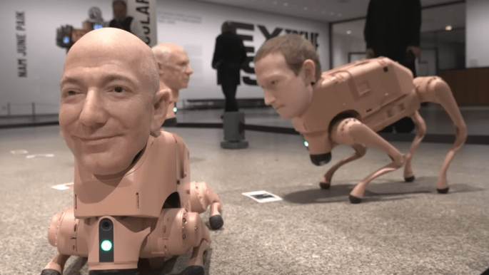 كلاب آلية بوجوه إيلون ماسك وجيف بيزوس في متحف ألماني