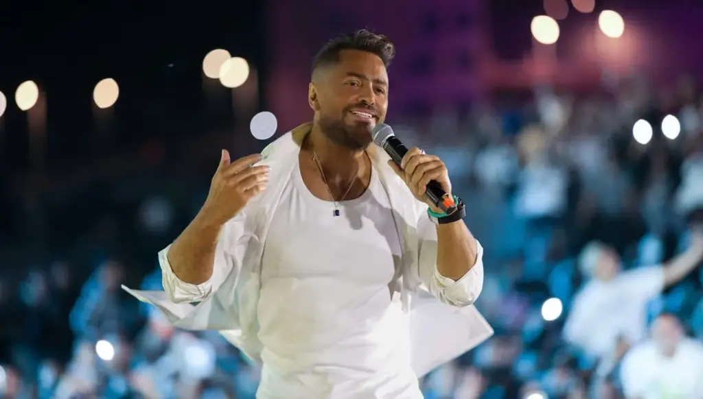 تامر حسني يواسي عريساً سقط بعروسه: وقعت مثلك! (فيديو)