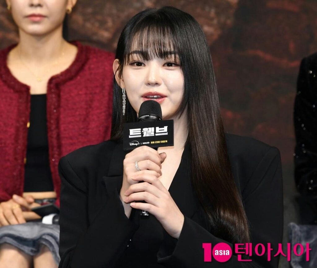 كانغ مينا تتحدث عن غيابها عن لقاء IOI: "من فضلك انظر إليّ بلطف"