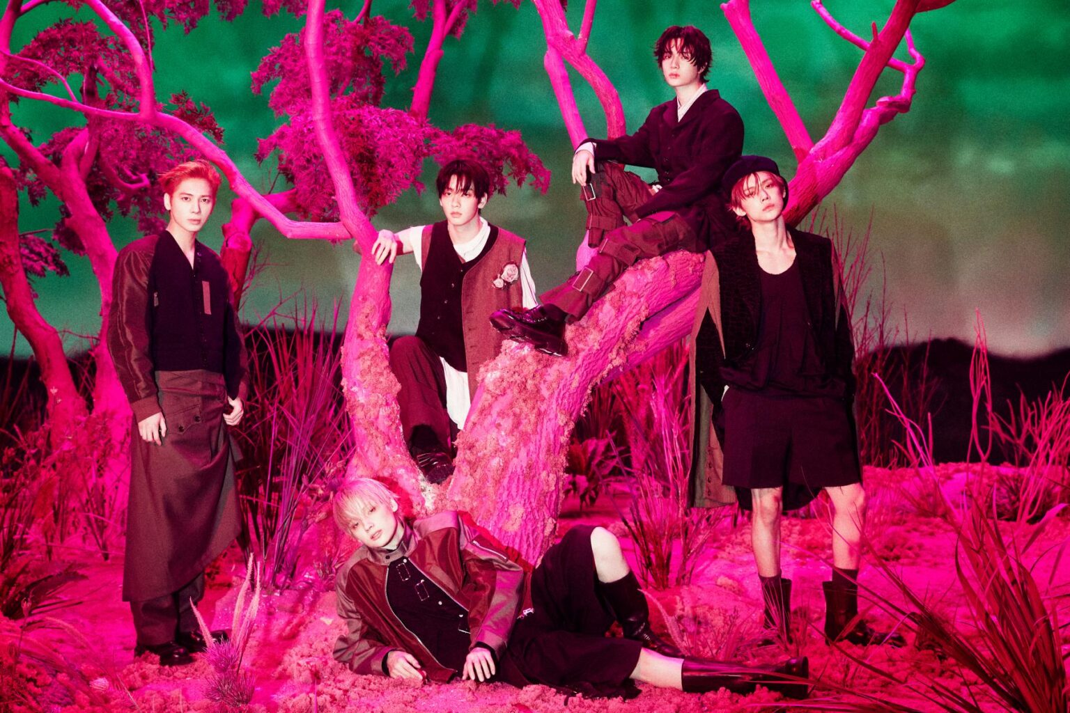 فرقة TXT تصنع التاريخ مع ظهور أغنية "السنة السابعة: لحظة من السكون في الشوك" في قائمة بيلبورد 200 + أعلى مخطط لمبيعات الألبومات