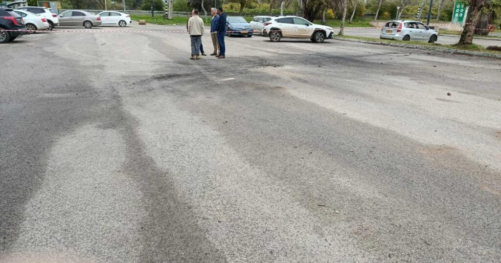 بالصور.. أضرار في كريات شمونة جراء صواريخ حزب الله