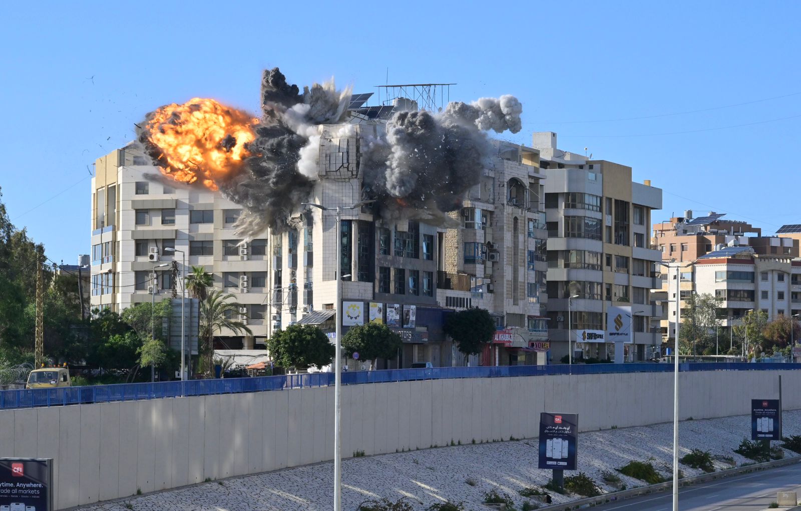 غارة إسرائيلية تستهدف مبنى على طريق مطار بيروت. (نبيل إسماعيل)