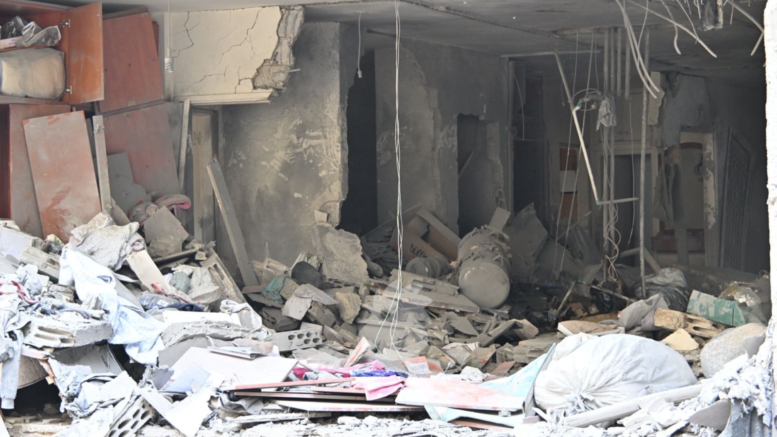 من مكان الاستهداف في عين سعادة (حسام شبارو).