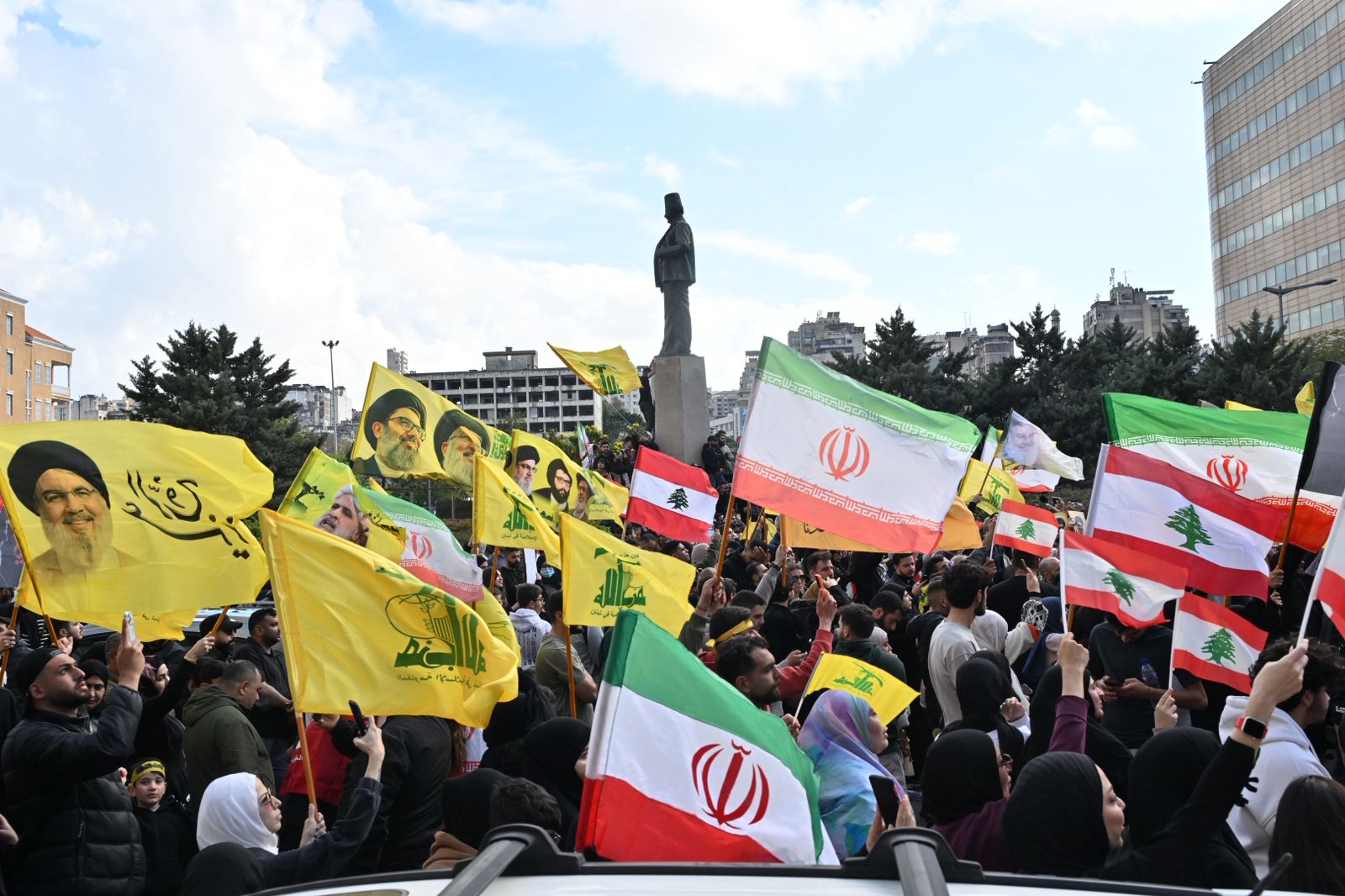 اعتصام لمناصري حزب الله وحركة أمل أمام السرايا لحكومية في رياض الصلح (نبيل اسماعيل).