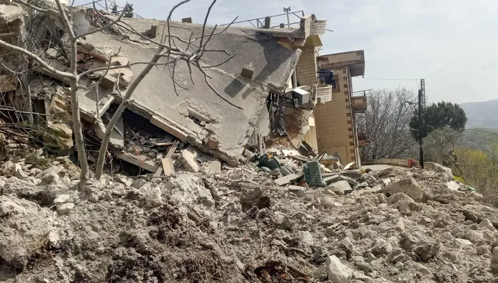 من بين ركام الحجر والبشر... "البلد (مش) ماشي"