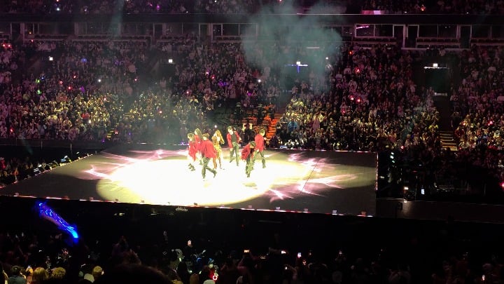 أداء سانا المنفرد من جولة شيكاغو العالمية. 6 أبريل.