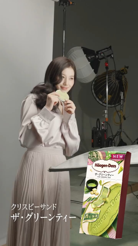 260409 تحديث Häagen-Dazs Japan Twitter - هل شاهدت الإعلان التلفزيوني الجديد #TheGreenTea؟ نحن الآن نشارك لقطات من وراء الكواليس! 🌿🤍(مع سناء)