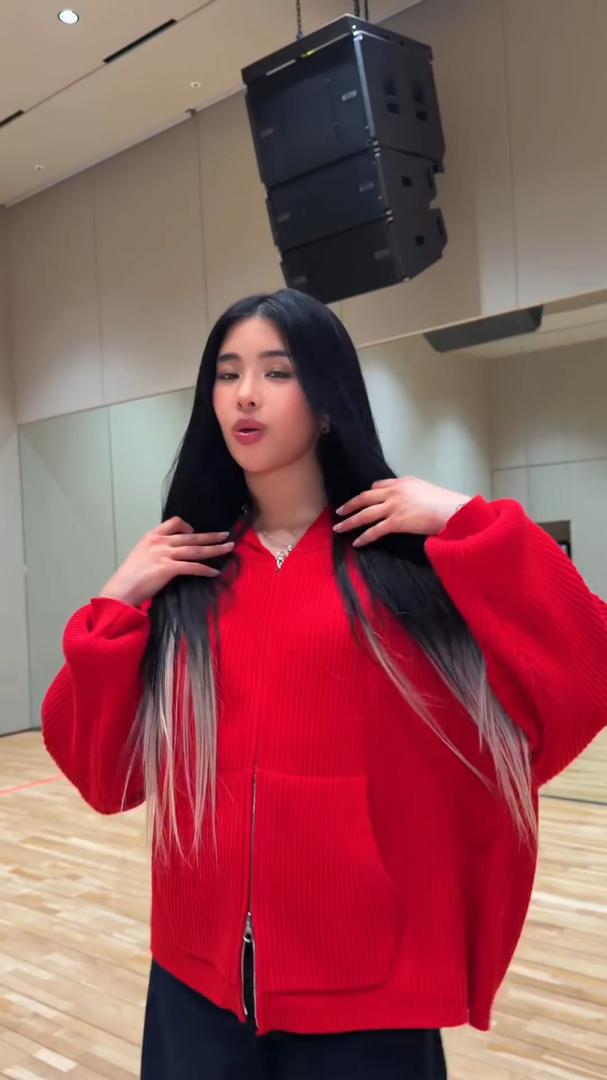 260427 تحديث KATSEYE TikTok مع مياواكي ساكورا وكازوها - إنها حالة ذهنية مع KATSEYE صوفيا وميغان ويونشاي (تحدي PINKY UP)