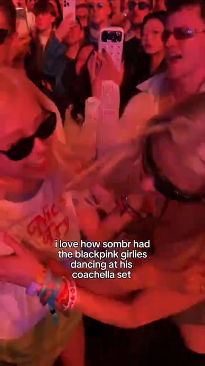 260412 روزي وليزا مع أنيا تايلور-جوي في مجموعة سومبرز @ كوتشيلا 2026